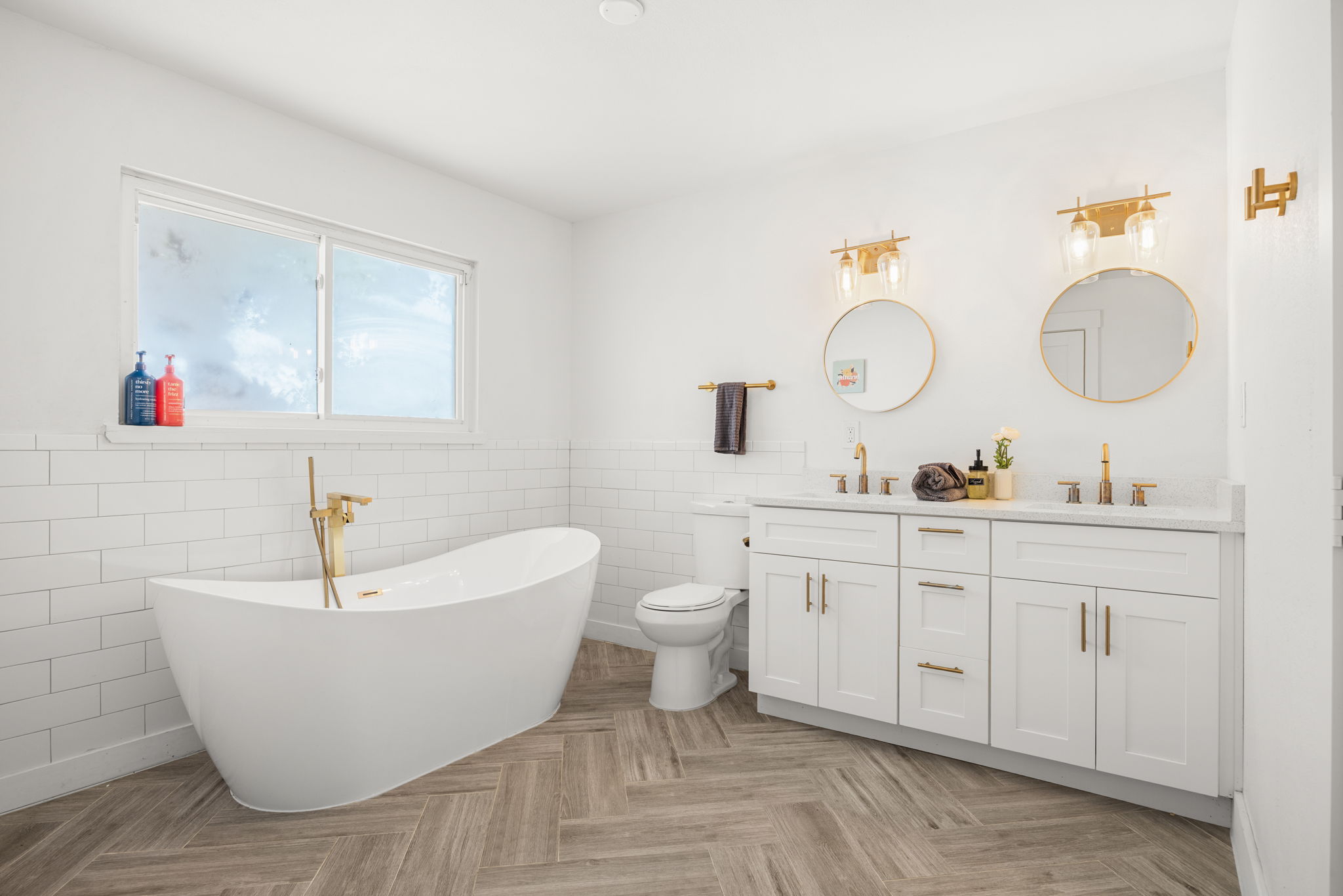 5002 Ledesma Road Austin, TX 78721 - Photo 15 of 32 a spacious bathroom with a toilet a sink and a bathtub