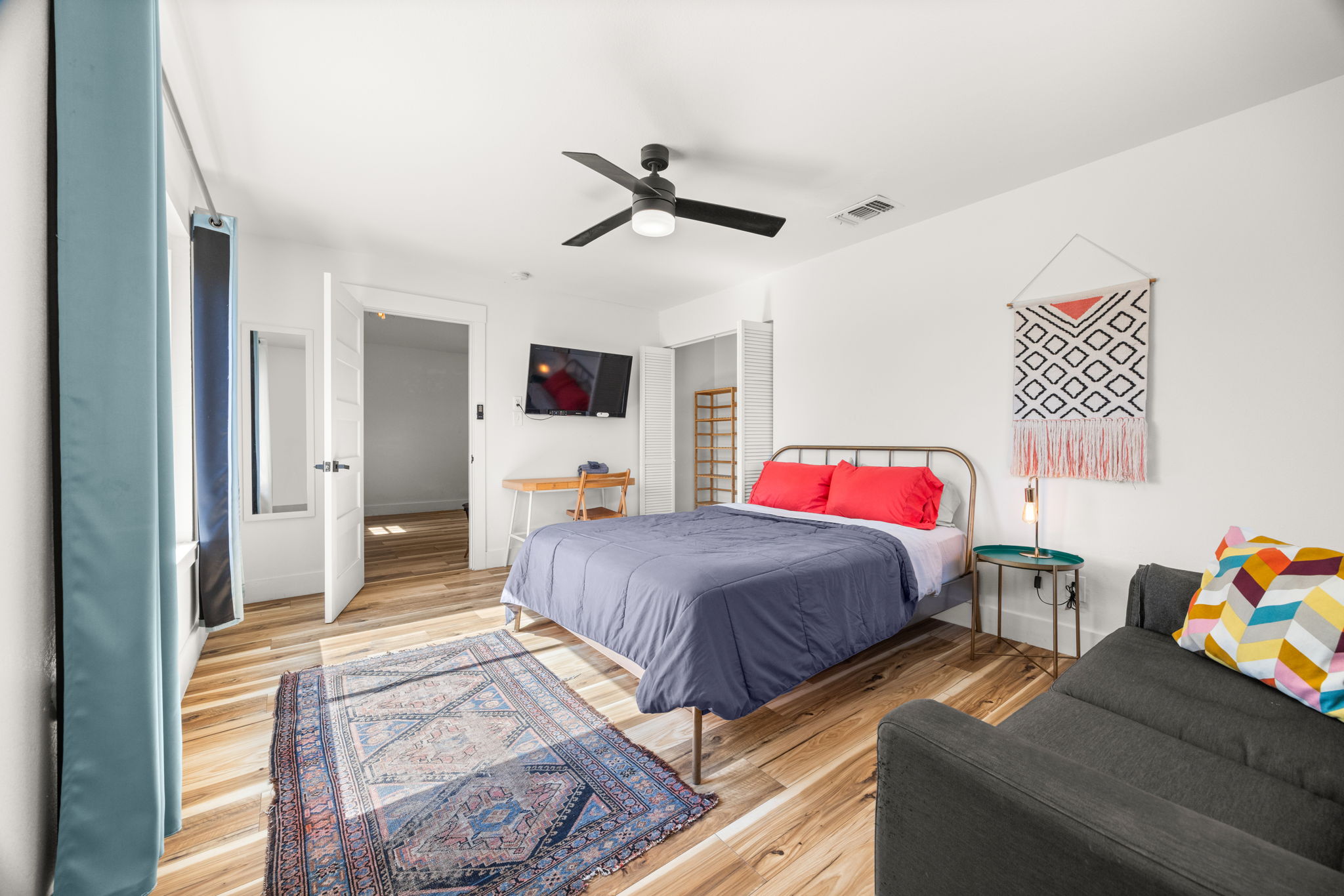 5002 Ledesma Road Austin, TX 78721 - Photo 18 of 32 a bedroom with two beds and painted walls