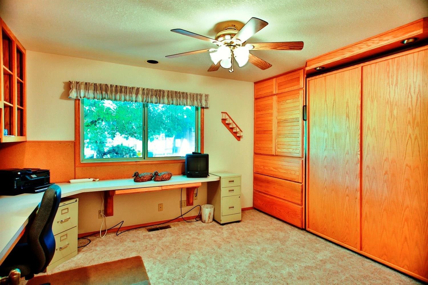 1300 Rounds Avenue Grants Pass, OR 97527 - Photo 20 of 25 Third bedroom with murphy bed.