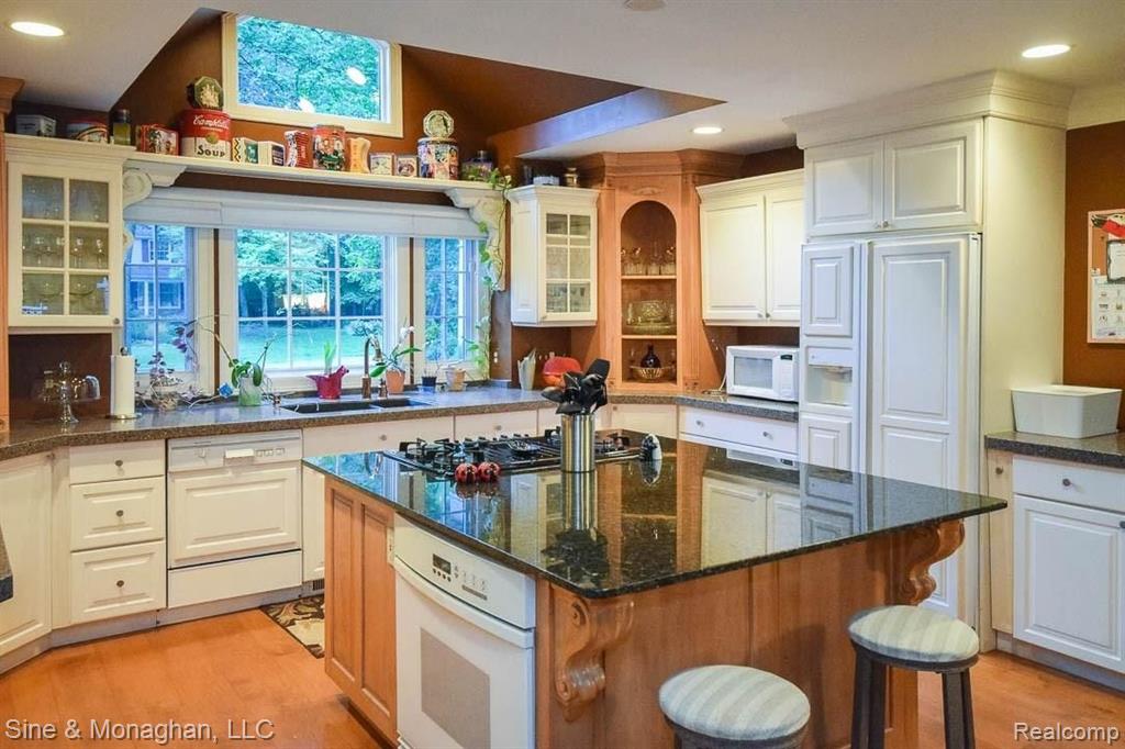 28362 Forestbrook Drive Farmington Hills, MI 48334 - Photo 15 of 38