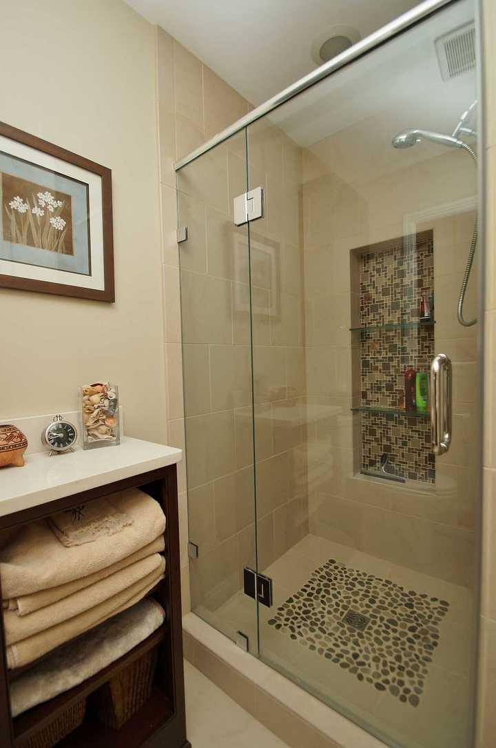 3220 Fordham Road Southwest Roanoke, VA 24014 - Photo 21 of 33 a bathroom with a shower and a sink