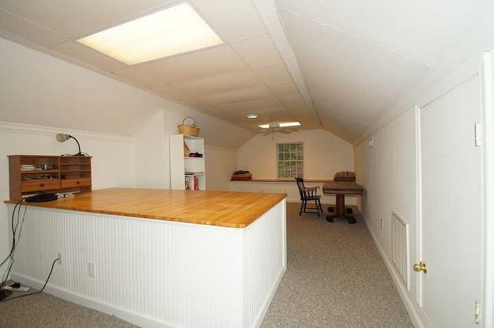 3220 Fordham Road Southwest Roanoke, VA 24014 - Photo 26 of 33 a very nice looking room with a couch