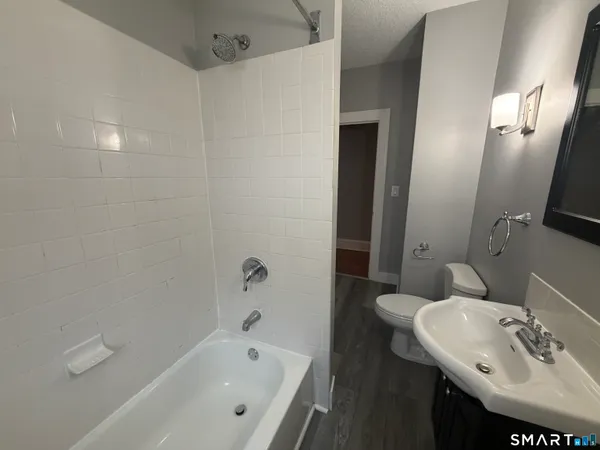 $2,000 | 800 Farmington Avenue, Unit 5, West Hartford, CT 06119