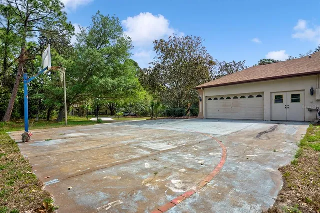 a view of an empty room with a ceiling fan