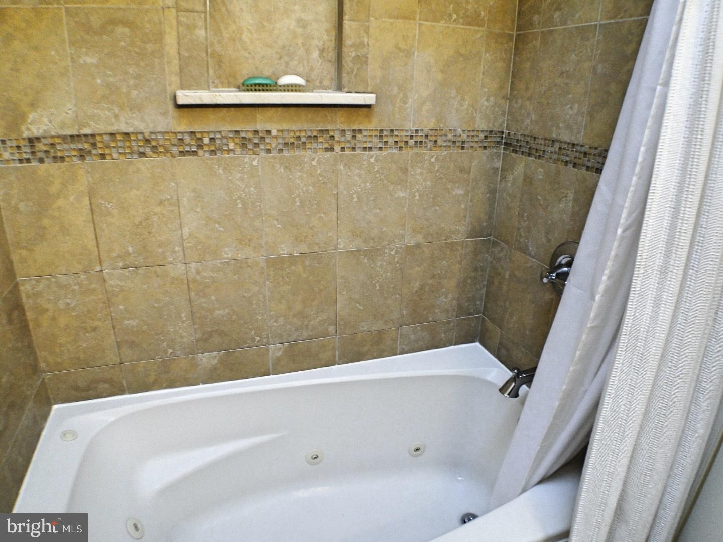 1816 Farrington Road Philadelphia, PA 19151 - Photo 13 of 29 Bathroom With Jetted Tub