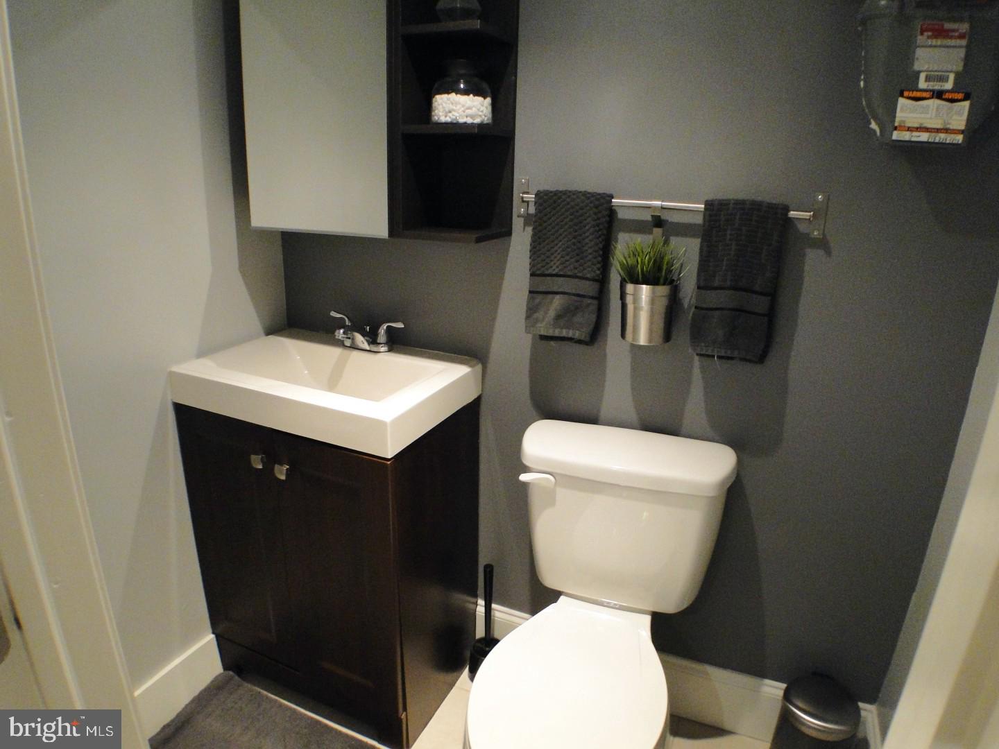 1816 Farrington Road Philadelphia, PA 19151 - Photo 23 of 29 Powder Room