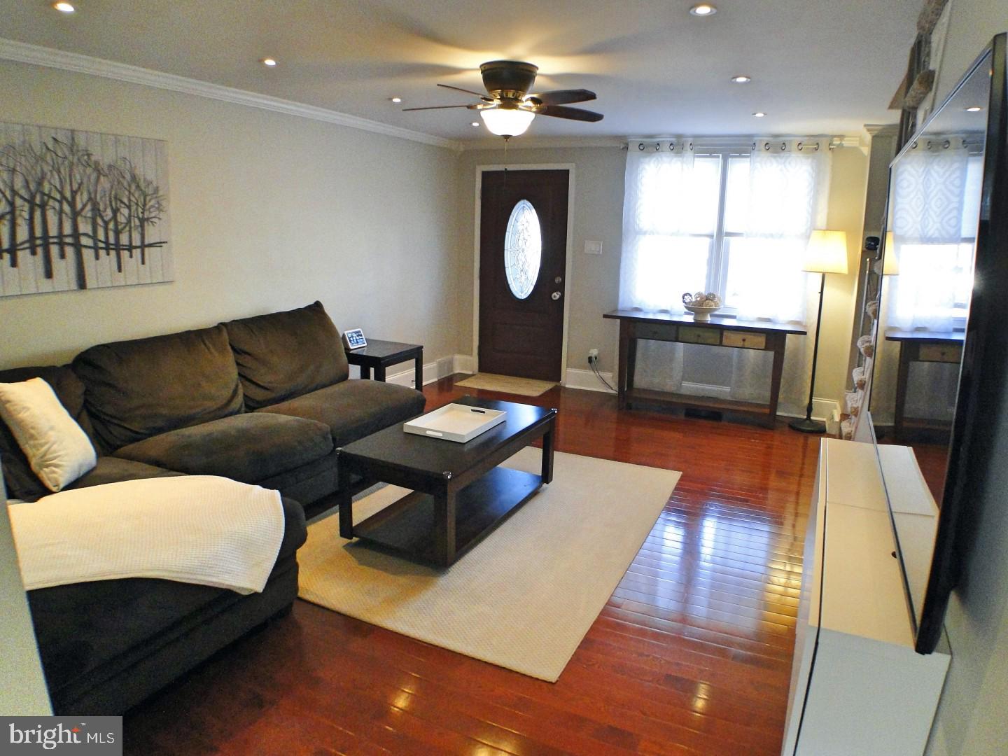 1816 Farrington Road Philadelphia, PA 19151 - Photo 4 of 29 Living Room