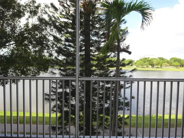 $1,950 | 2801 North Palm Aire Drive, Unit 308, Pompano Beach, FL 33069