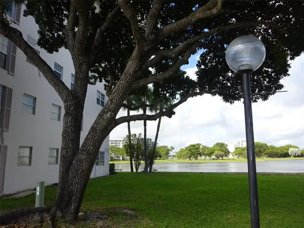 $1,950 | 2801 North Palm Aire Drive, Unit 308, Pompano Beach, FL 33069