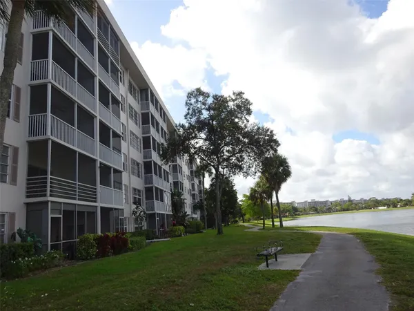 $1,950 | 2801 North Palm Aire Drive, Unit 308, Pompano Beach, FL 33069