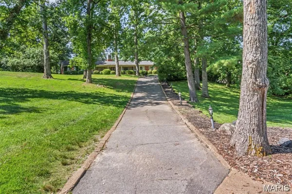 $675,000 | 8 Balcon Estates, Creve Coeur, MO 63141