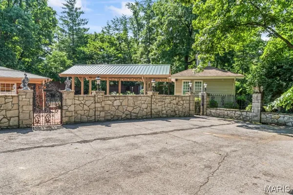 $675,000 | 8 Balcon Estates, Creve Coeur, MO 63141