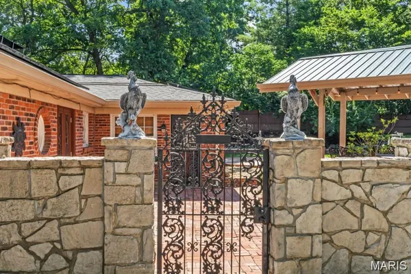 $675,000 | 8 Balcon Estates, Creve Coeur, MO 63141
