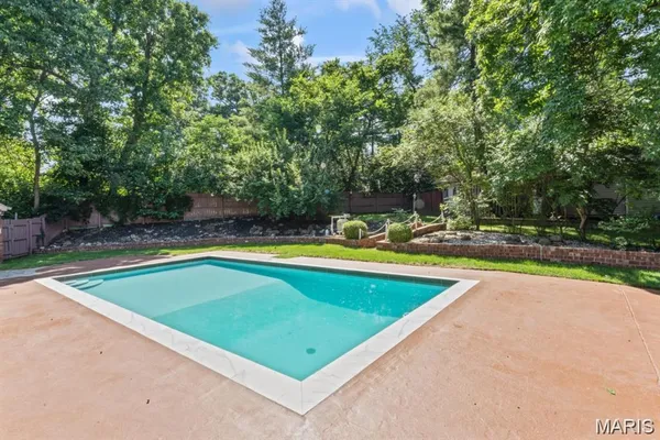 $675,000 | 8 Balcon Estates, Creve Coeur, MO 63141