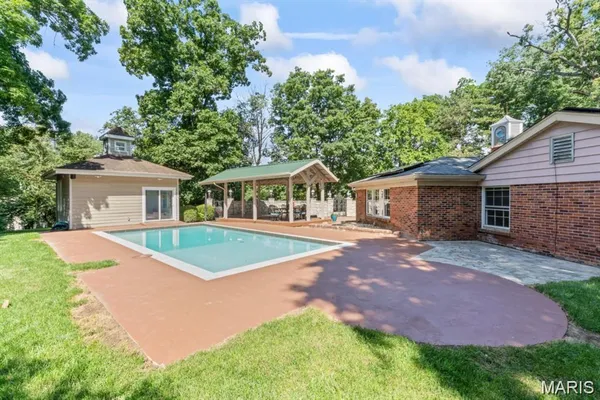 $675,000 | 8 Balcon Estates, Creve Coeur, MO 63141