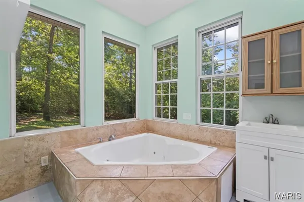 $675,000 | 8 Balcon Estates, Creve Coeur, MO 63141