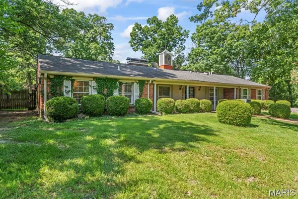 $675,000 | 8 Balcon Estates, Creve Coeur, MO 63141