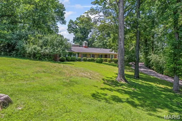 $675,000 | 8 Balcon Estates, Creve Coeur, MO 63141