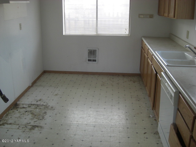 10703 Hughes Road Yakima, WA 98903 - Photo 5 of 8 a view of utility room and window