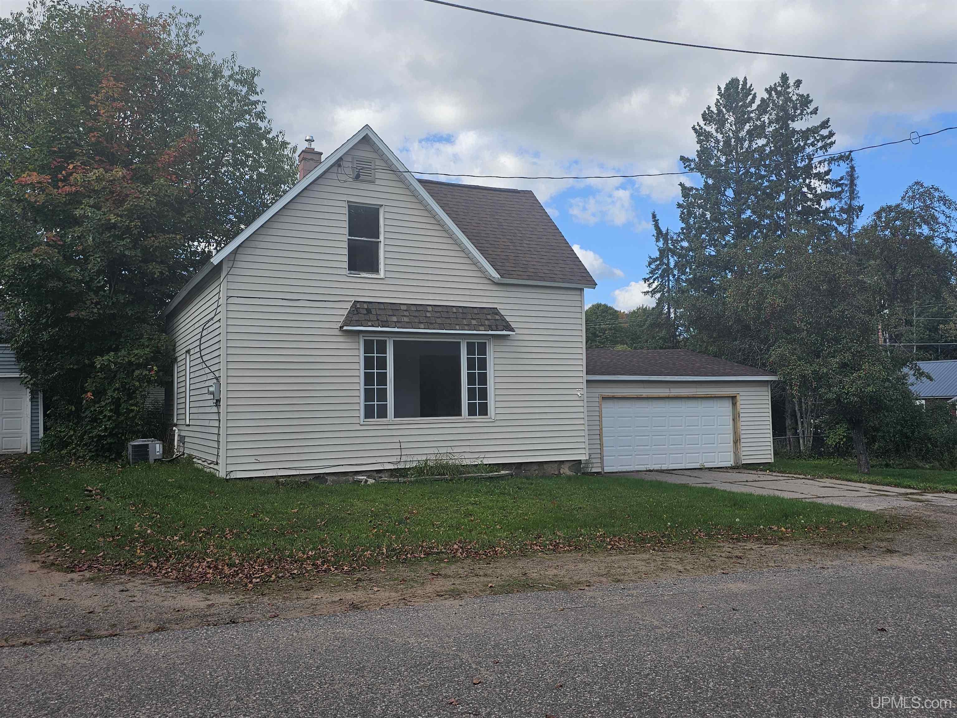 120 Silver Street Ishpeming, MI 49849 - Photo 3 of 35