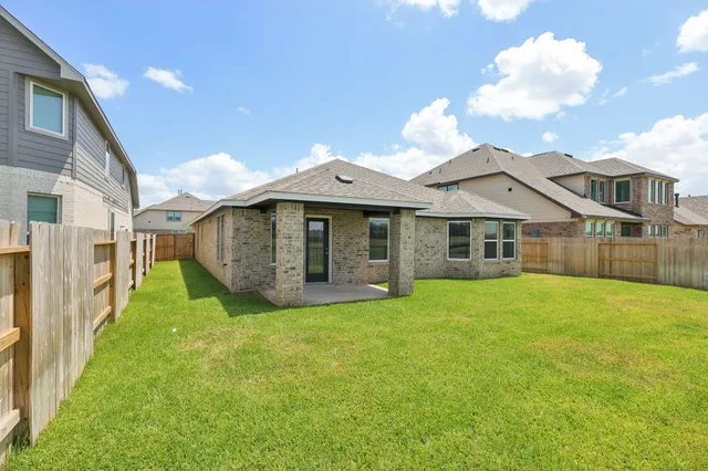 a view of a yard in front of house