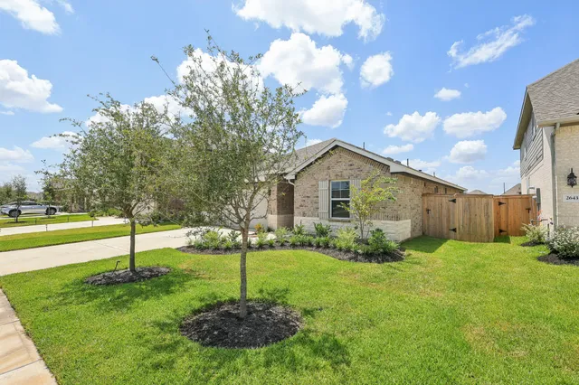 a view of a house with backyard and garden