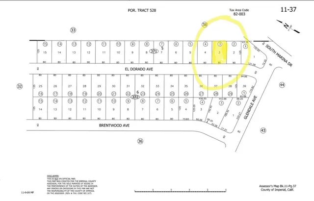 a black and white photo of a living room