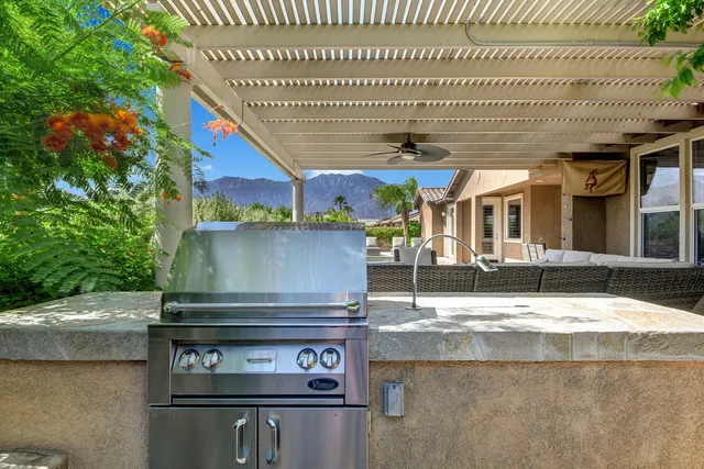 a view of a water fountain in front of building