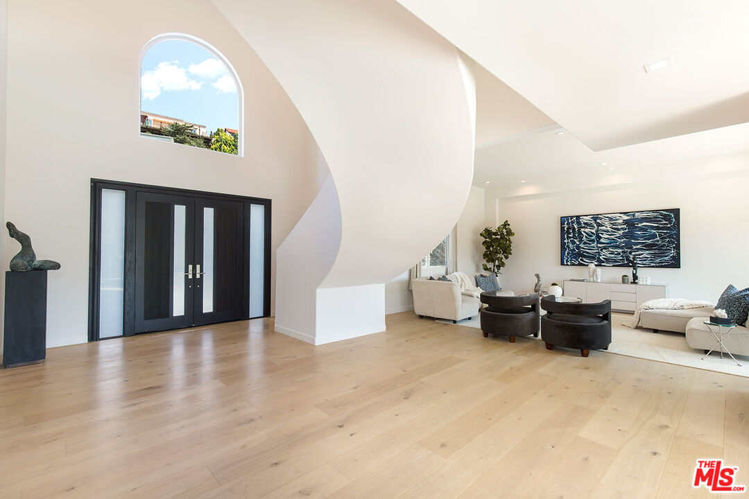7868 Electra Drive Los Angeles, CA 90046 - Photo 4 of 38 a view of a livingroom with furniture and windows