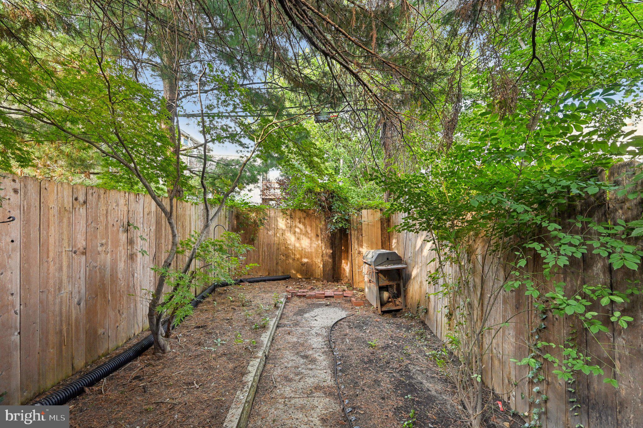 110 South Poppleton Street Baltimore, MD 21201 - Photo 34 of 39 a backyard of a house with a table and chairs