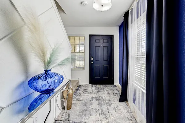 a view of entryway with livingroom