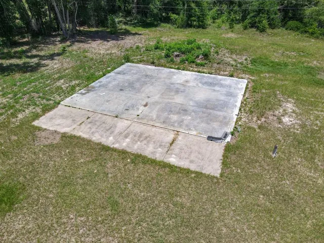 a view of a yard with an trees