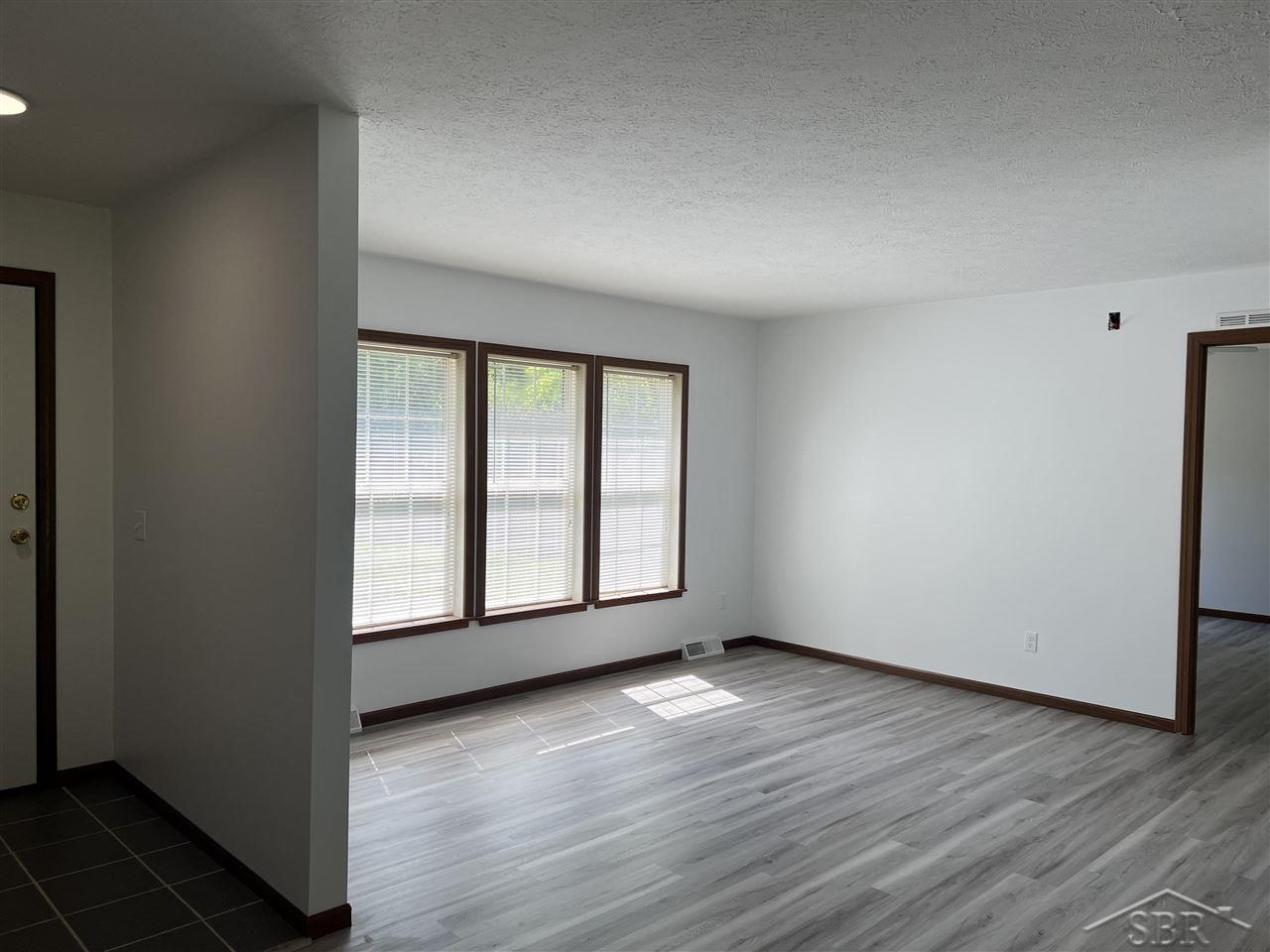 2290 South 5 Mile Road Midland, MI 48640 - Photo 6 of 23 Living Room