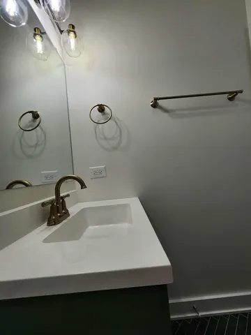 $2,300 | 6321 South Eberhart Avenue, Unit 2, Chicago, IL 60637