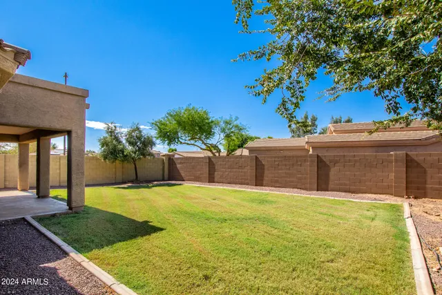 a view of a backyard