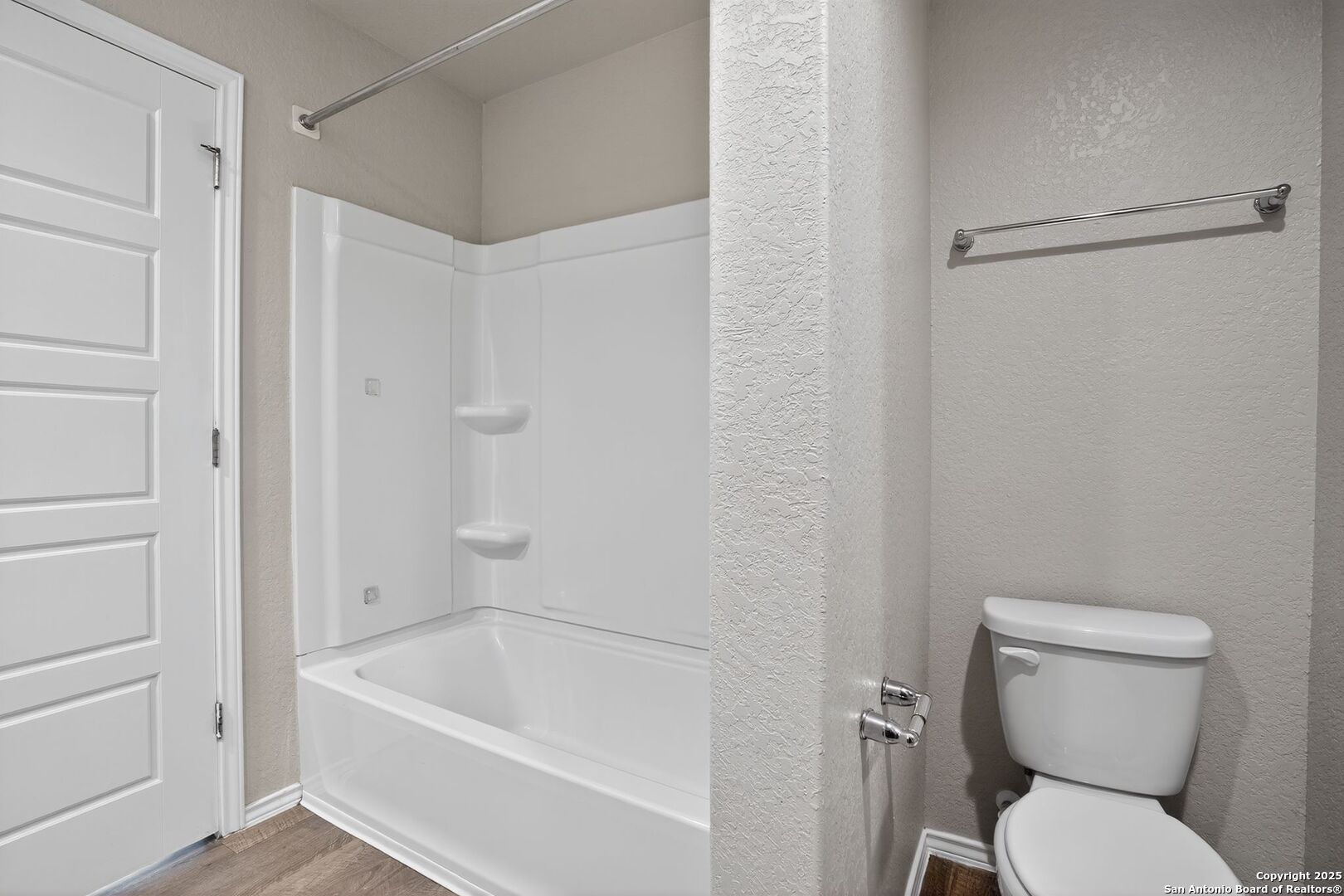 13008 Lineberry Lane St. Hedwig, TX 78152 - Photo 17 of 32 a bathroom with a toilet and a bathtub