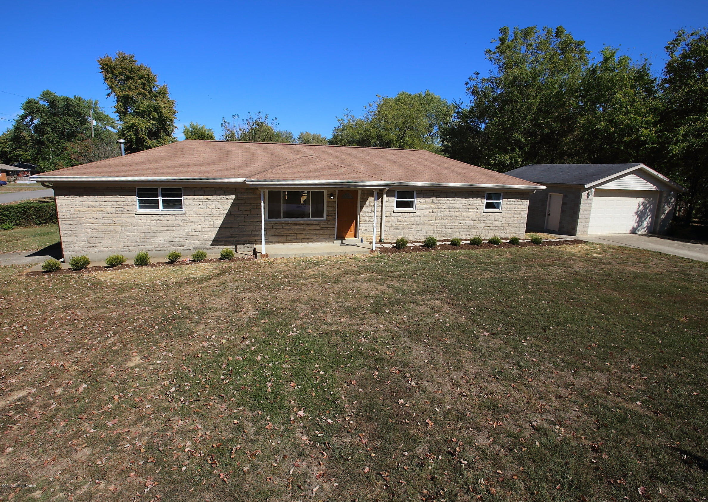 3801 Atlas Road Louisville, KY 40229 - Photo 2 of 35 Front