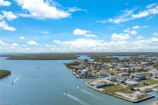 $2,900,000 | 110 E Court, Goodland, FL 34140