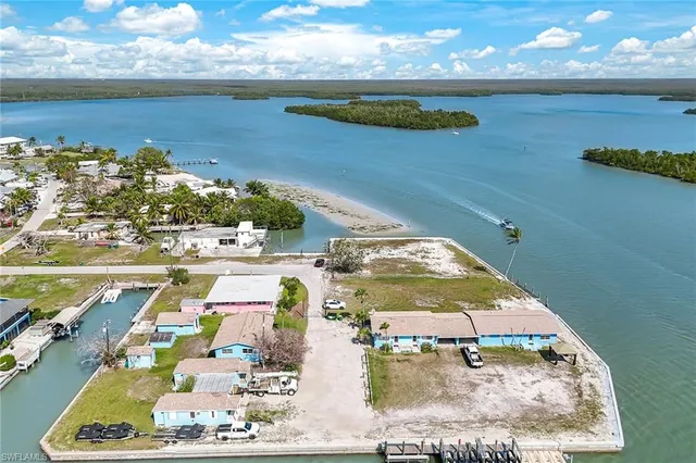 $2,900,000 | 110 E Court, Goodland, FL 34140