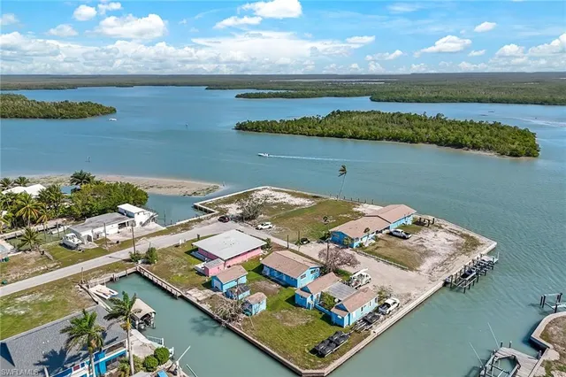 $2,900,000 | 110 E Court, Goodland, FL 34140