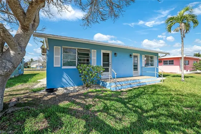 $2,900,000 | 110 E Court, Goodland, FL 34140