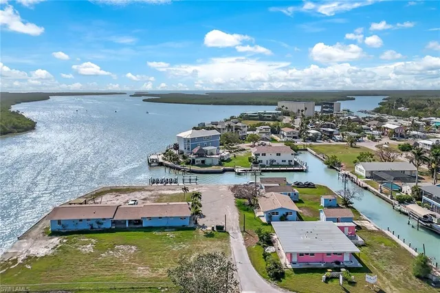 $2,900,000 | 110 E Court, Goodland, FL 34140