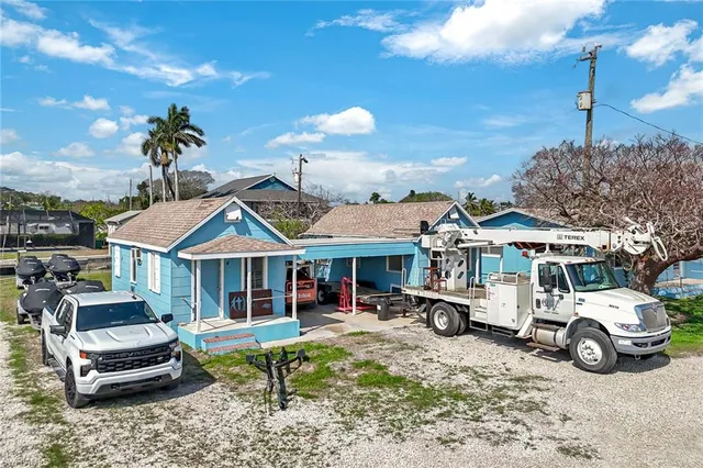 $2,900,000 | 110 E Court, Goodland, FL 34140