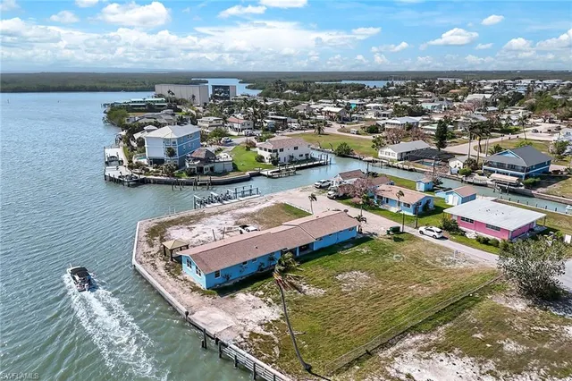 $2,900,000 | 110 E Court, Goodland, FL 34140