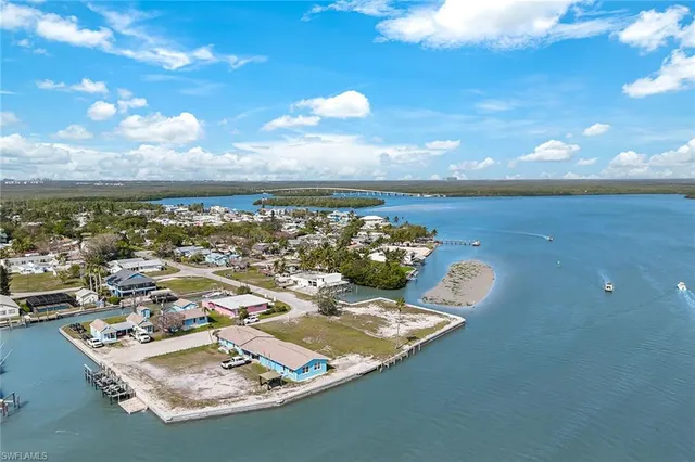 $2,900,000 | 110 E Court, Goodland, FL 34140