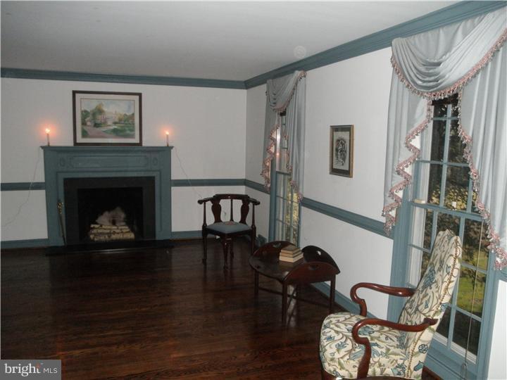 547 Oriole Road Villanova, PA 19085 - Photo 3 of 25 Living Room