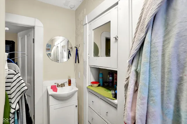 $324,000 | 147 East King Street, Franklin, IN 46131