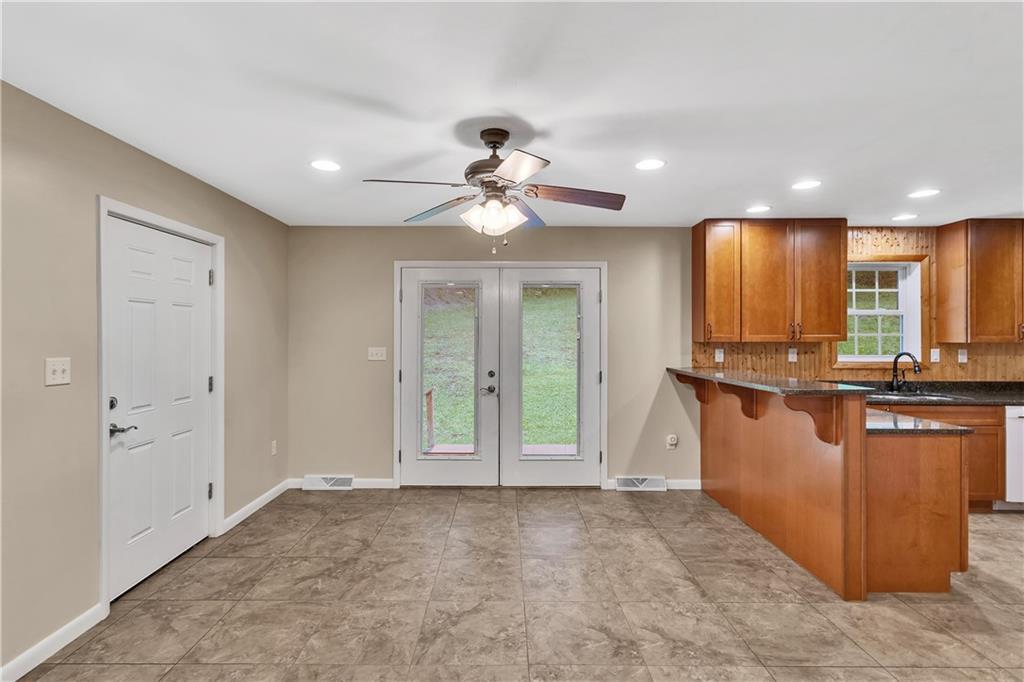 164 Crooks School Road Clinton, PA 15026 - Photo 10 of 38 Dining area