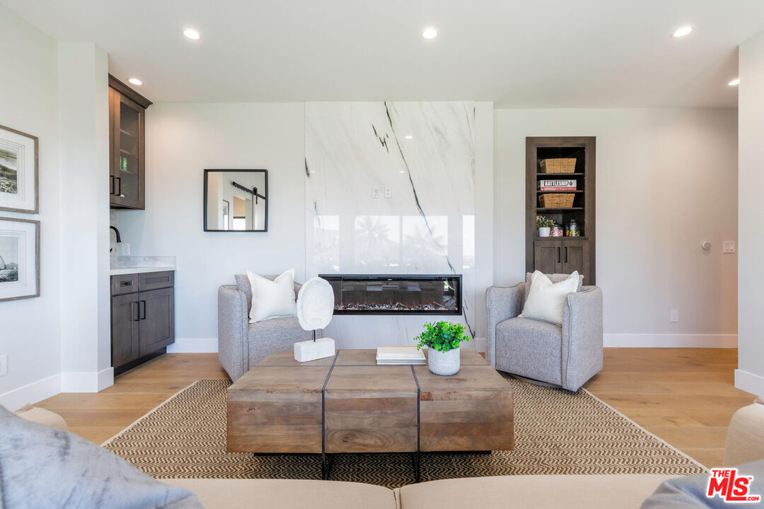 243 Notteargenta Road Pacific Palisades, CA 90272 - Photo 26 of 46 a living room with furniture