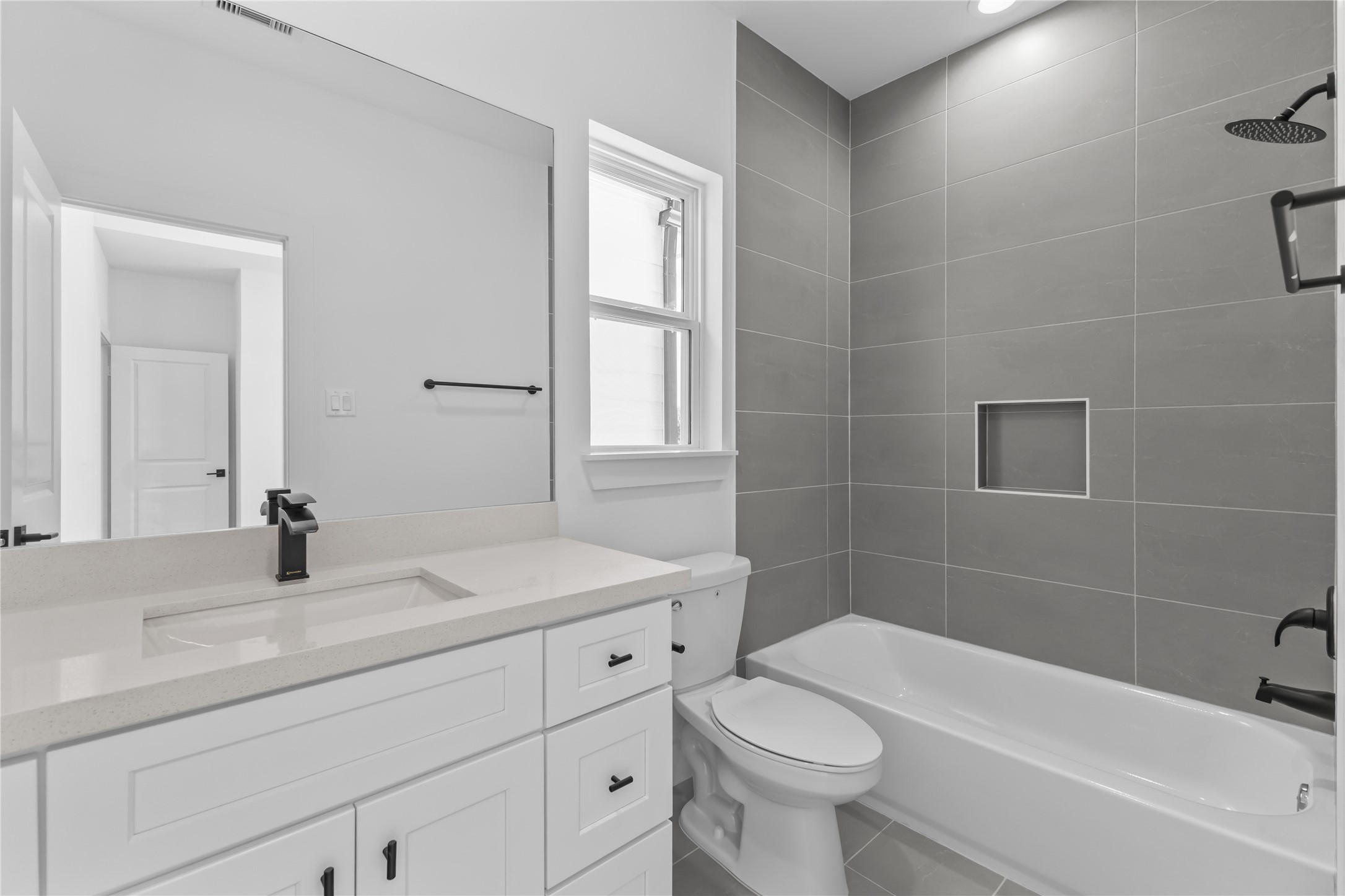 3426 Bolin Road Houston, TX 77092 - Photo 18 of 34 Third ensuite bathroom